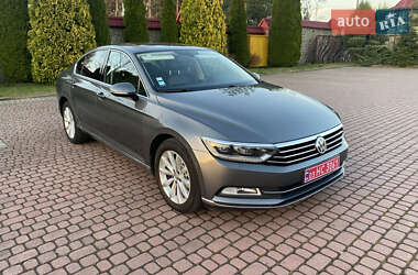 Седан Volkswagen Passat 2015 в Львове