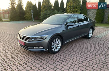 Седан Volkswagen Passat 2015 в Львові