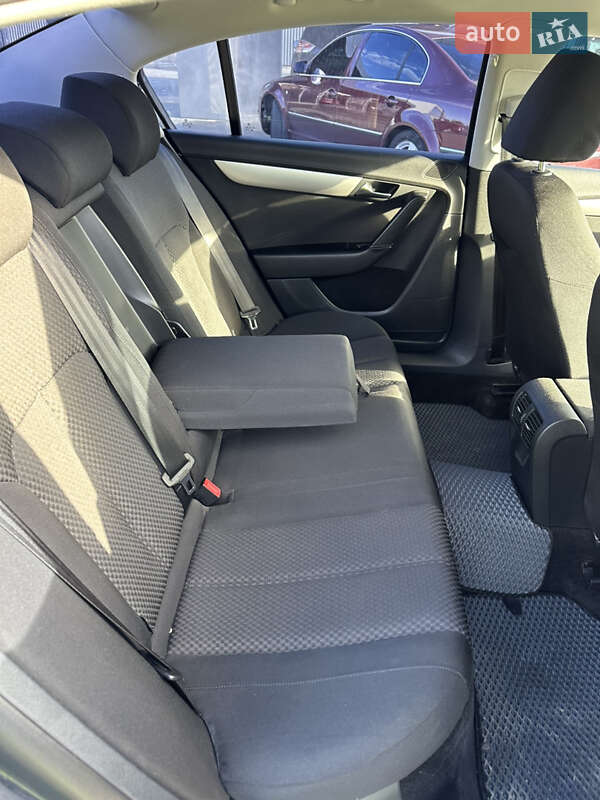 Седан Volkswagen Passat 2011 в Ужгороде