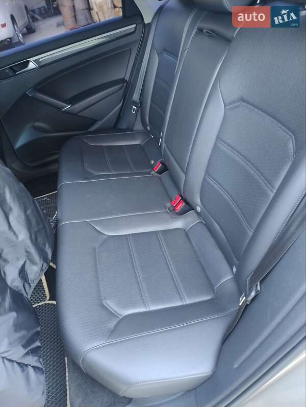 Седан Volkswagen Passat 2016 в Днепре