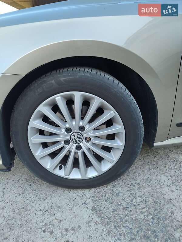 Седан Volkswagen Passat 2016 в Днепре