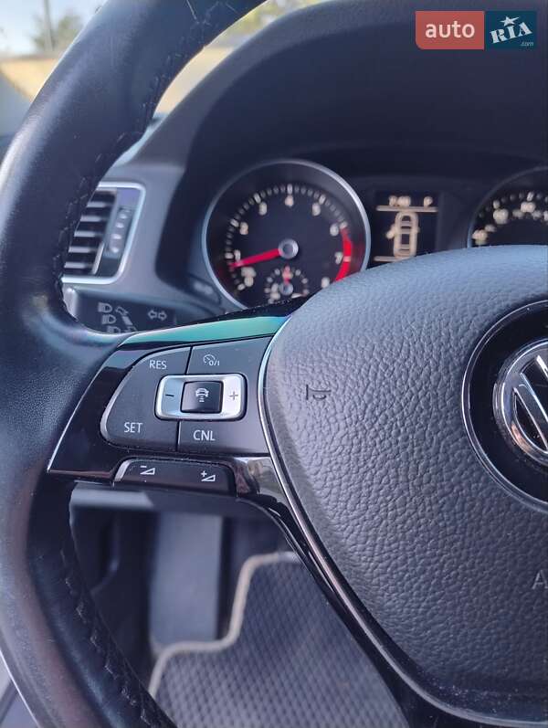 Седан Volkswagen Passat 2016 в Днепре