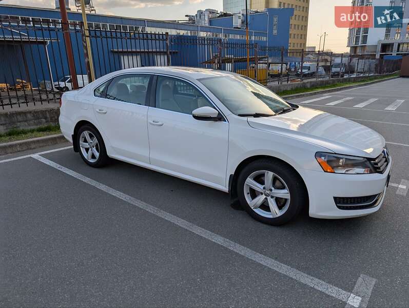 Седан Volkswagen Passat 2012 в Києві