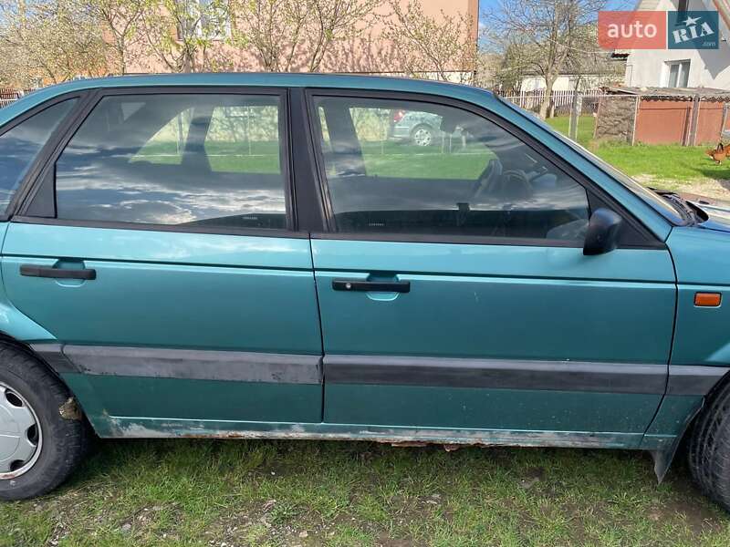 Седан Volkswagen Passat 1990 в Надворной
