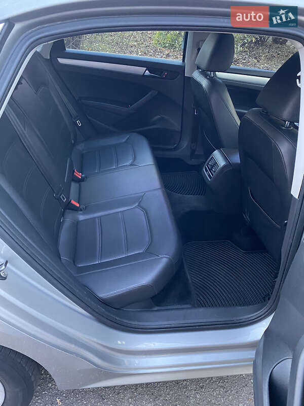 Седан Volkswagen Passat 2012 в Києві