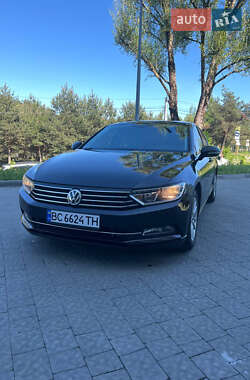Седан Volkswagen Passat 2017 в Новояворовске