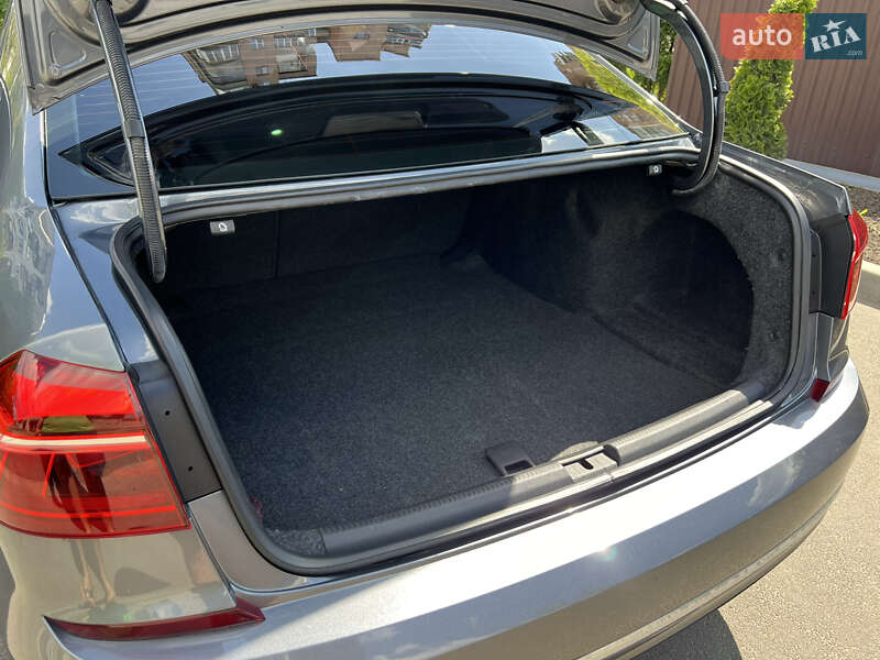 Седан Volkswagen Passat 2018 в Харькове