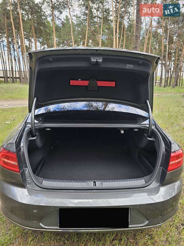 Седан Volkswagen Passat 2017 в Києві