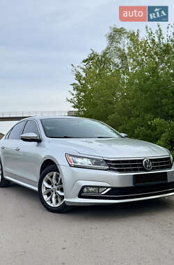 Седан Volkswagen Passat 2016 в Ровно
