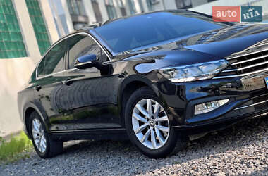 Седан Volkswagen Passat 2019 в Ужгороде