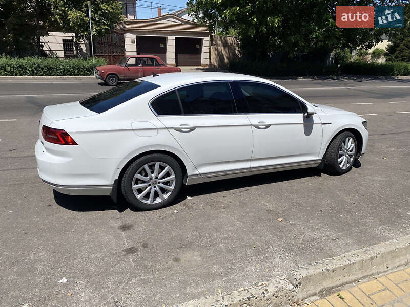 Седан Volkswagen Passat 2015 в Одессе
