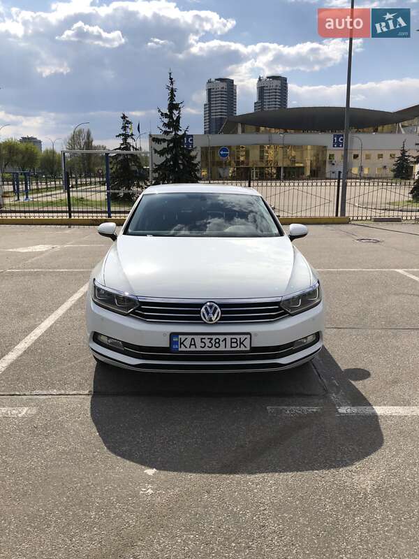 Седан Volkswagen Passat 2016 в Киеве