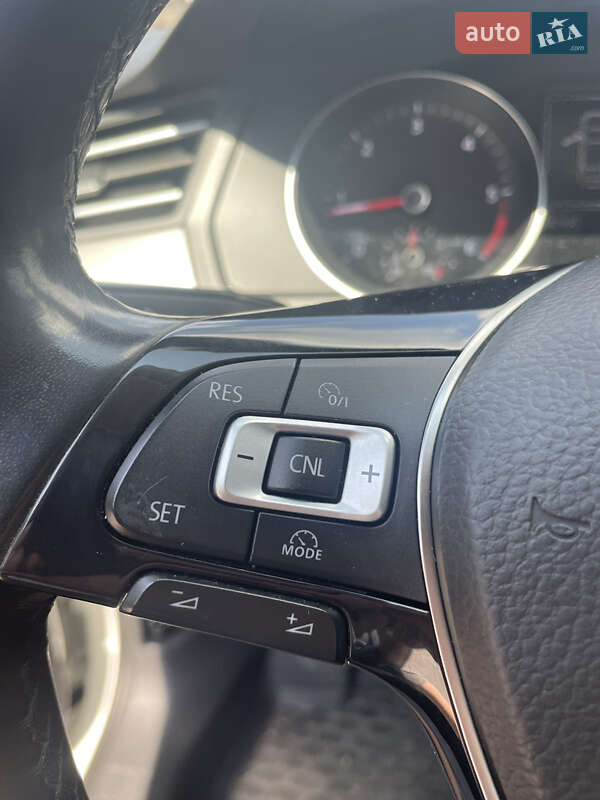 Седан Volkswagen Passat 2016 в Ужгороде