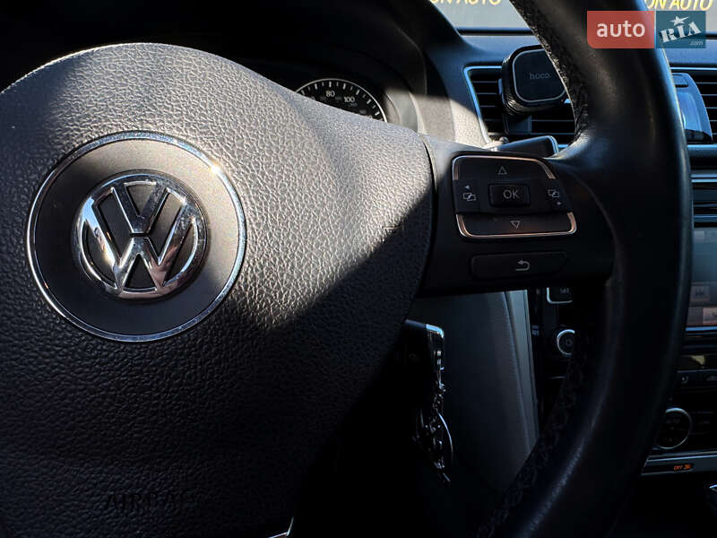Седан Volkswagen Passat 2012 в Києві