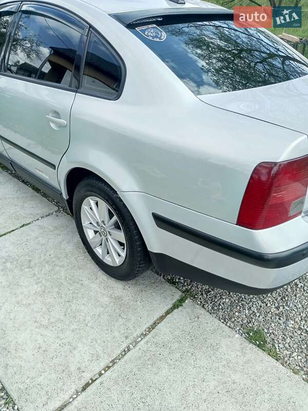 Седан Volkswagen Passat 1997 в Делятине