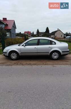 Седан Volkswagen Passat 2001 в 
