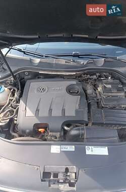 Універсал Volkswagen Passat 2012 в 