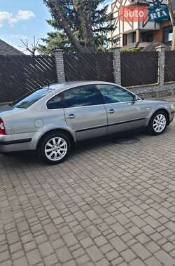 Седан Volkswagen Passat 2003 в Луцке