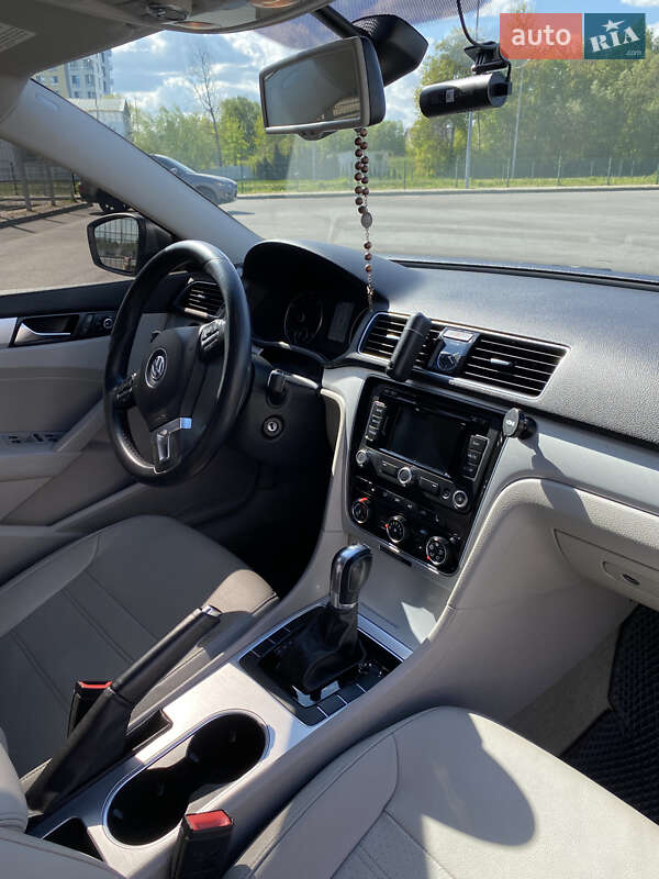 Седан Volkswagen Passat 2012 в Львове