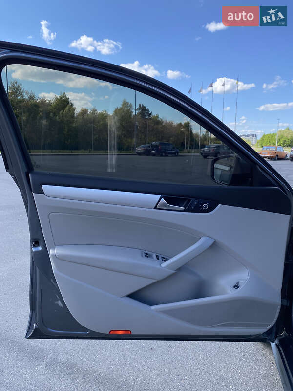 Седан Volkswagen Passat 2012 в Львове