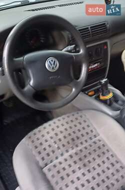 Універсал Volkswagen Passat 2000 в 