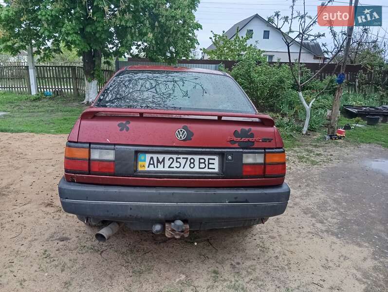 Седан Volkswagen Passat 1990 в Корнині
