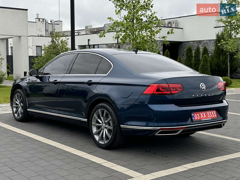 Седан Volkswagen Passat 2019 в Ужгороді