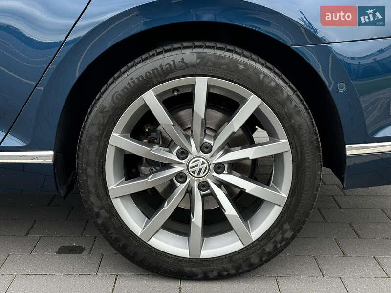 Седан Volkswagen Passat 2019 в Ужгороді