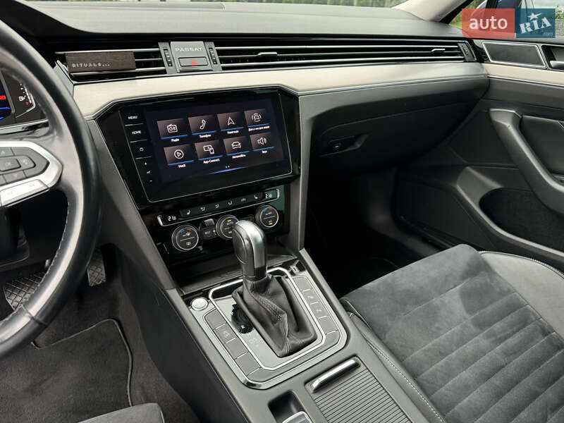 Седан Volkswagen Passat 2019 в Ужгороді