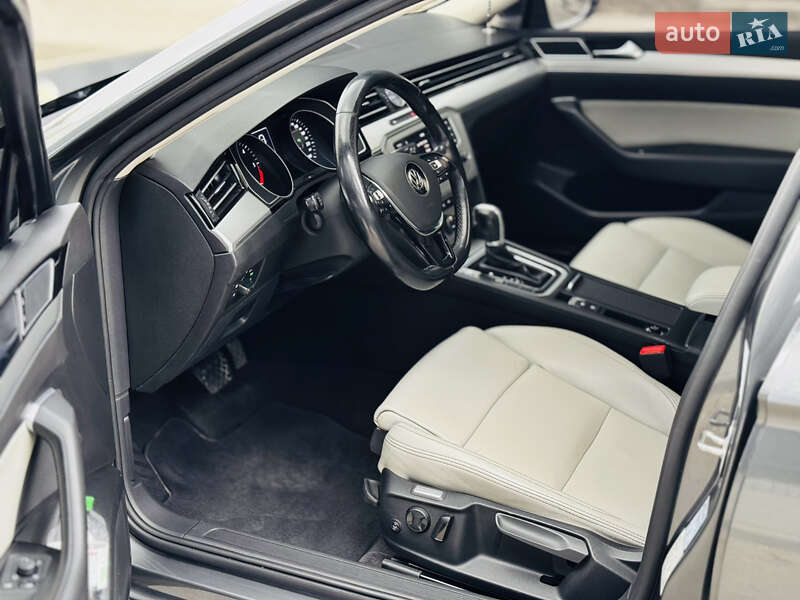 Седан Volkswagen Passat 2015 в Золочеві