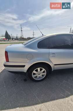 Седан Volkswagen Passat 1999 в 