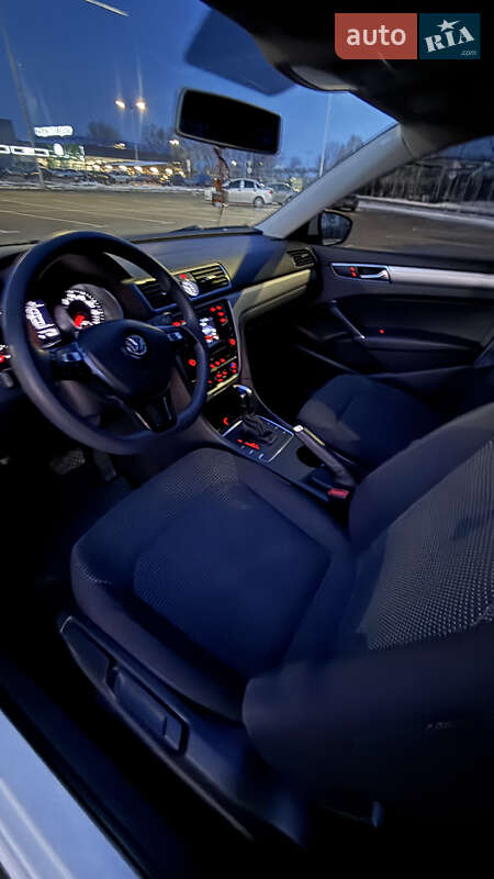 Седан Volkswagen Passat 2017 в Днепре