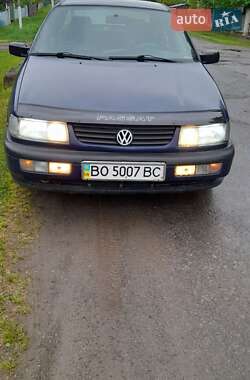Седан Volkswagen Passat 1995 в Хотине