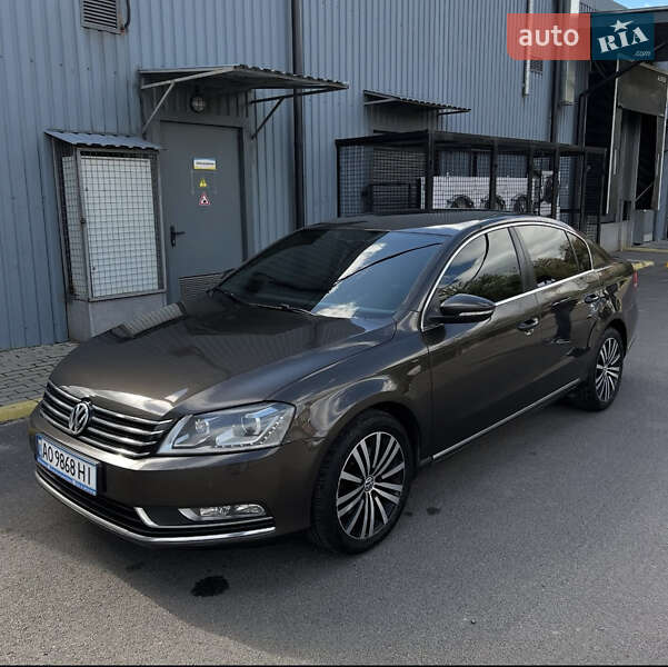 Седан Volkswagen Passat 2013 в Ужгороді