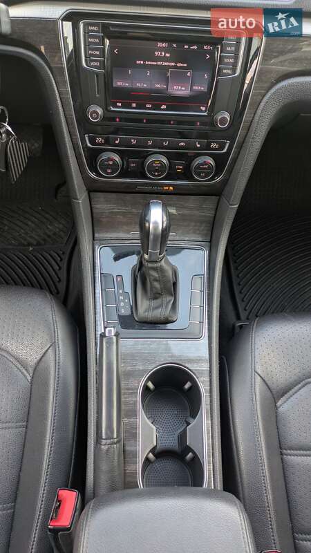 Седан Volkswagen Passat 2016 в Луцке