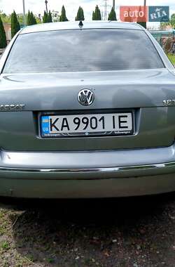 Седан Volkswagen Passat 2004 в 