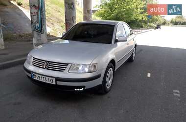 Седан Volkswagen Passat 1998 в Одессе