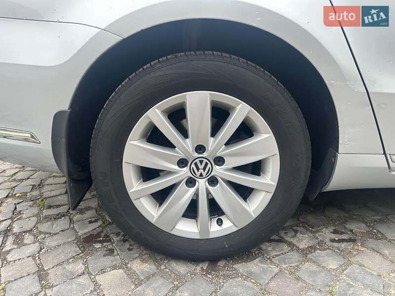 Седан Volkswagen Passat 2012 в Мукачевому