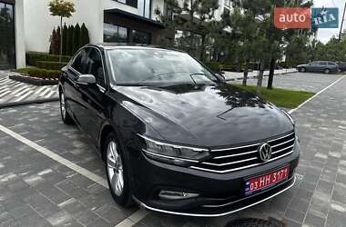 Седан Volkswagen Passat 2020 в Ужгороді