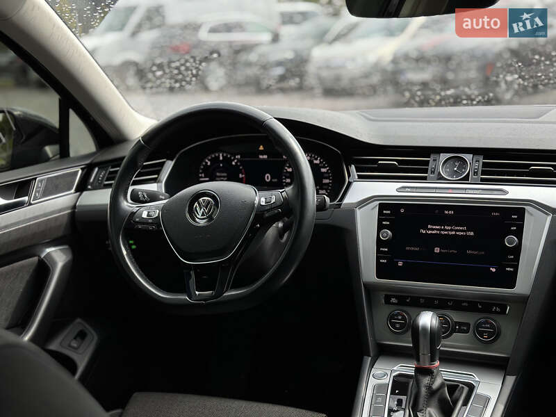Седан Volkswagen Passat 2018 в Львові