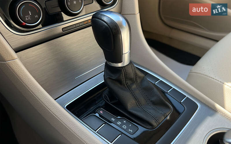 Седан Volkswagen Passat 2013 в Львові