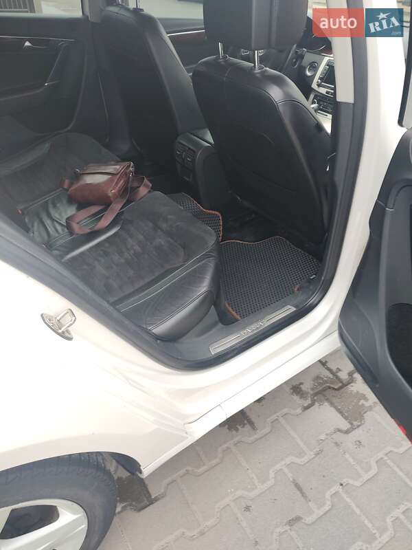 Седан Volkswagen Passat 2011 в Києві