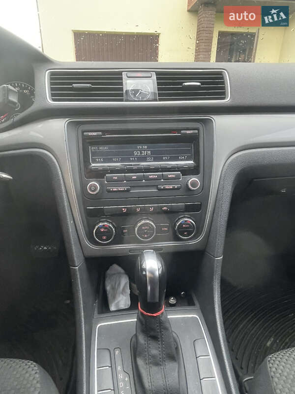 Седан Volkswagen Passat 2012 в Львове