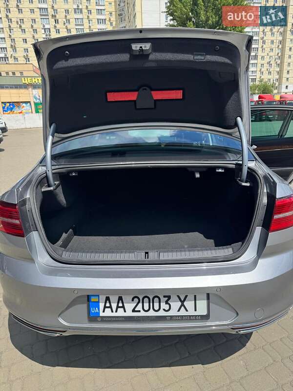 Седан Volkswagen Passat 2018 в Киеве