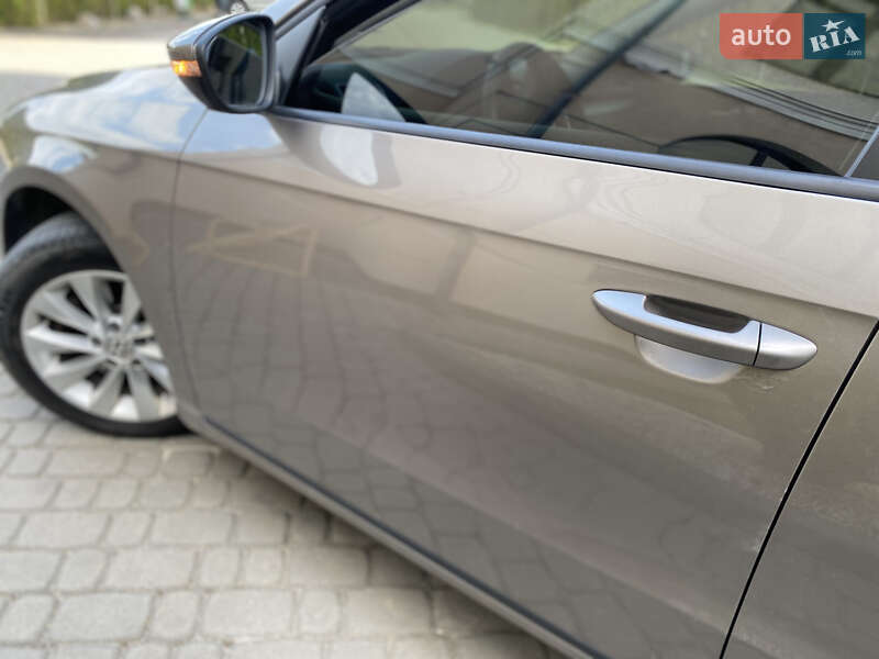 Седан Volkswagen Passat 2011 в Дунаївцях