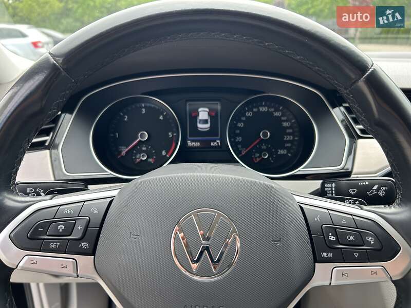 Седан Volkswagen Passat 2020 в Львове