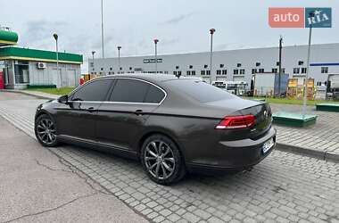 Седан Volkswagen Passat 2015 в Львове