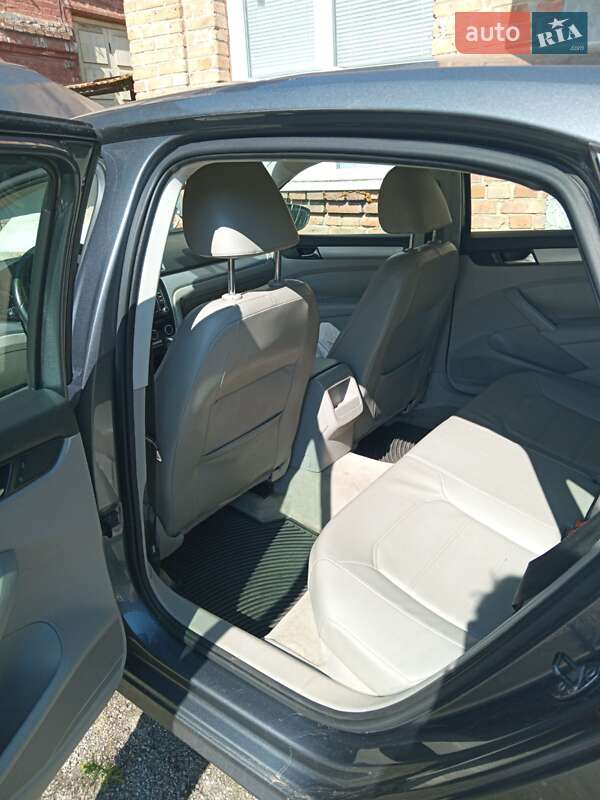 Седан Volkswagen Passat 2011 в Кропивницькому