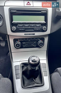 Універсал Volkswagen Passat 2010 в 