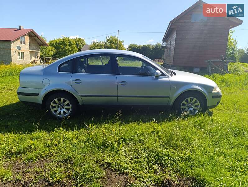 Седан Volkswagen Passat 2002 в Мостиській